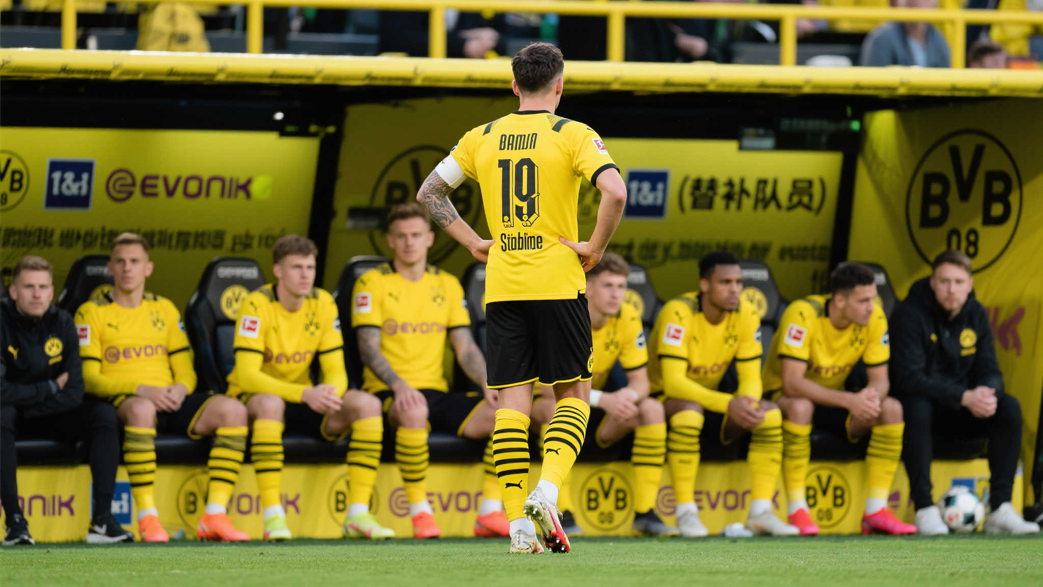 罕见一幕!多特蒙德替补球员更衣室观战,隐藏故事引人猜想 同时,这种模式也可能启发其他俱乐部尝试新的管理方式